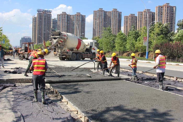 4.二航局施工人員頂烈日、加班加點(diǎn)施工董永路道路,確保工程質(zhì)量、搶抓施工進(jìn)度.JPG